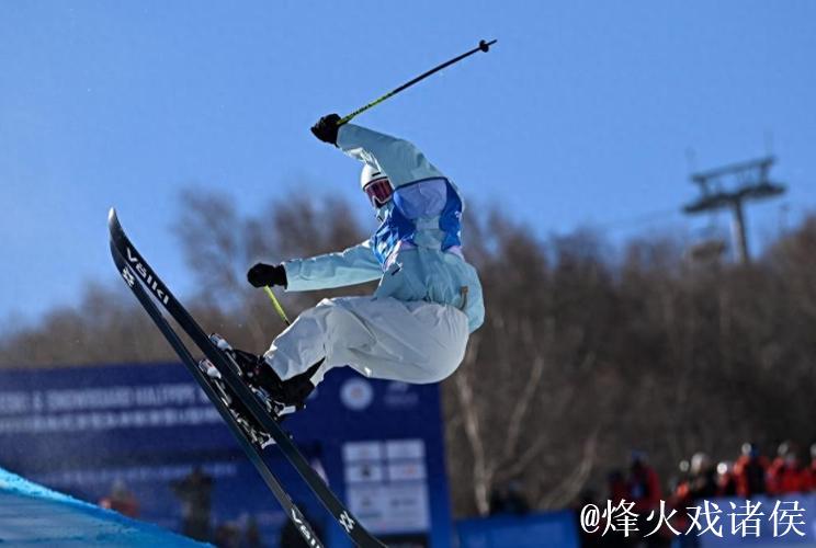 李方慧在美国阿斯本自由式滑雪U型场地世界杯中夺冠 李方慧在美国阿斯本自由式滑雪U型场地世界杯中夺冠